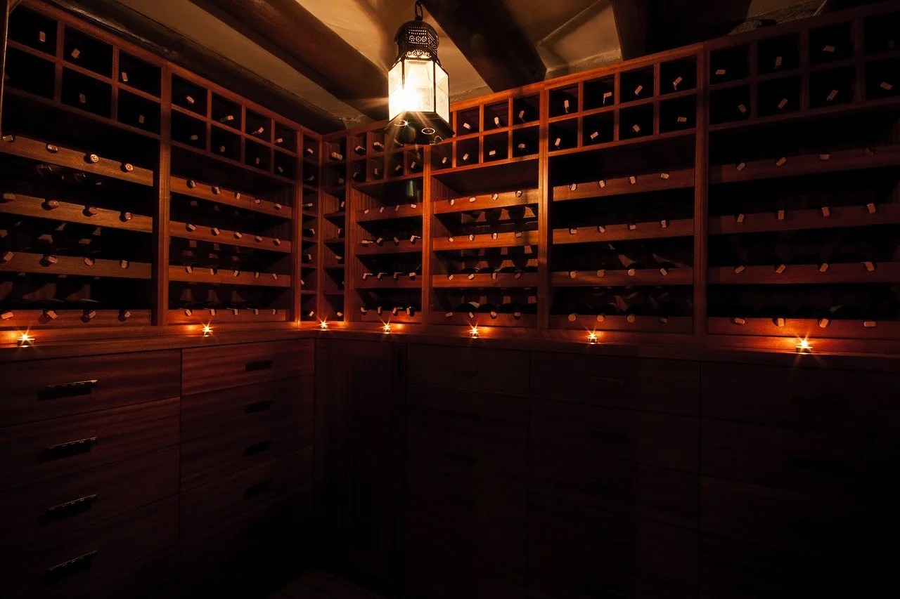 Quelle est la différence entre une cave à vin électrique et une cave à vin naturelle ?